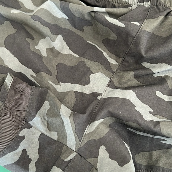 Athleta Mesh Race Run Short 4” camo - Picture 3 of 3